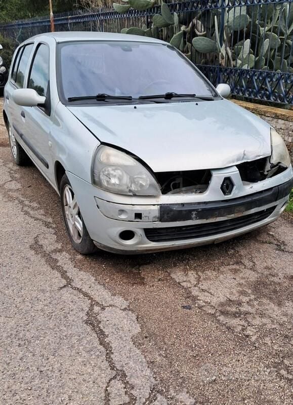 Usata 2005 Renault Clio II Utilitaria | 750 € (Super prezzo) - Immagine 1/3
