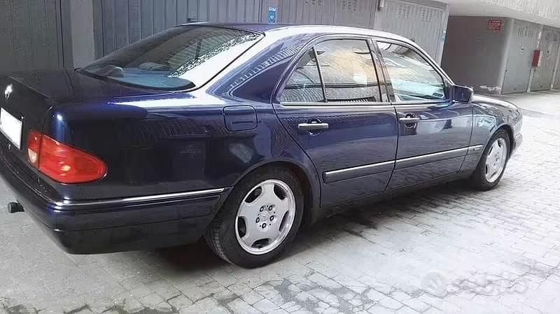 Begagnad Mercedes E200 Avantgarde 136 HK (100 kW) 1996 Blå Sedan