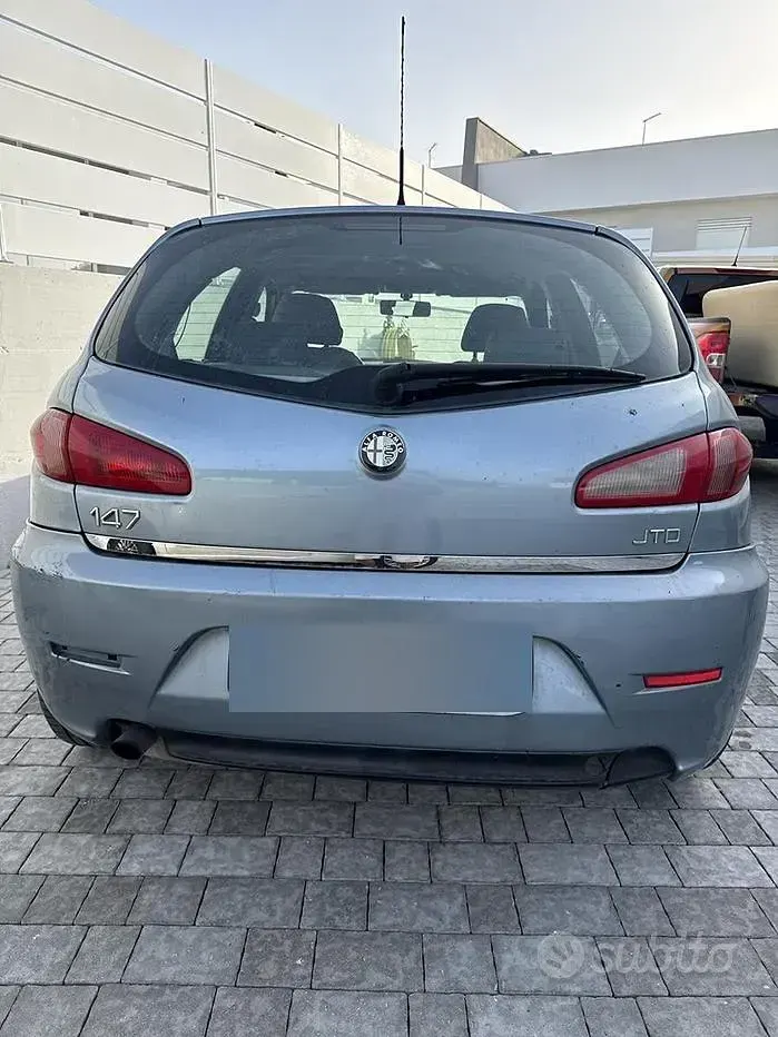 Usata Alfa Romeo 147 116 CV (85 kW) 2005 Grigio Utilitaria