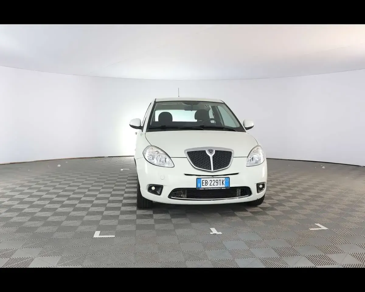 Usata Lancia Ypsilon 60 CV (44 kW) 2010 Bianco Utilitaria