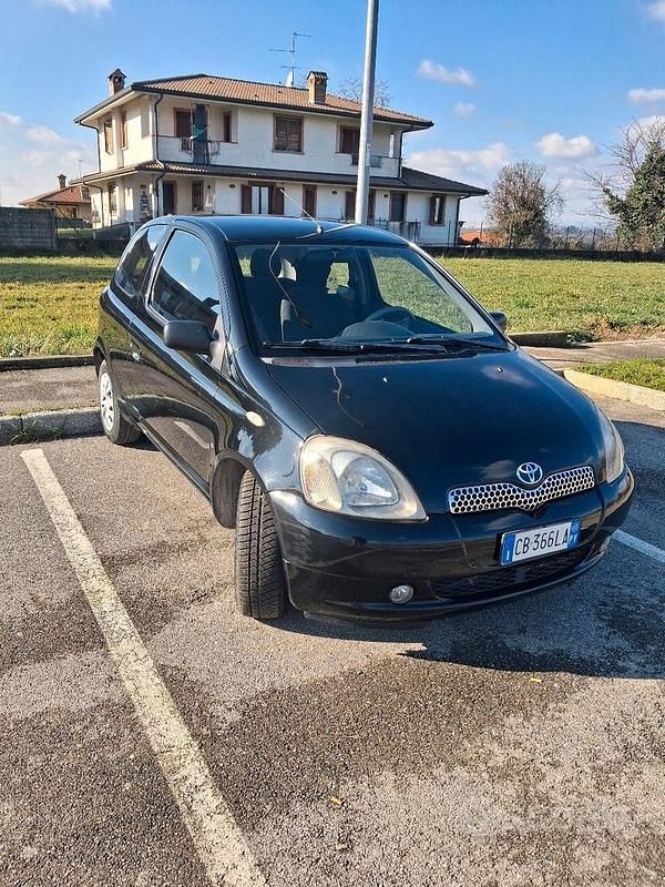 Usata Toyota Yaris 75 CV (55 kW) 2002 Nero Utilitaria
