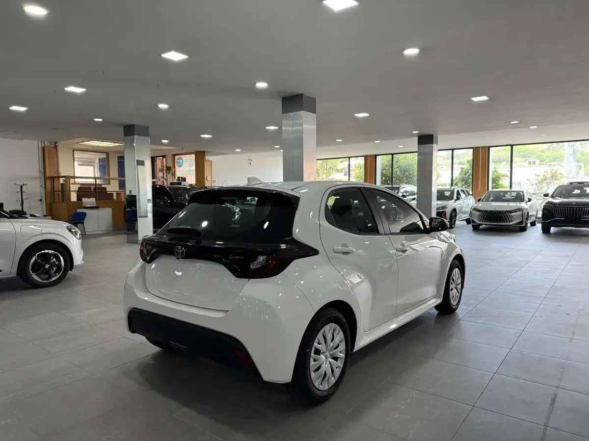 Nuova Toyota Yaris Hybrid Active 116 CV (85 kW) 2025 Bianco Berlina