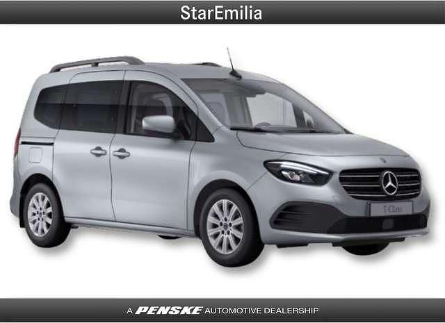 Grigio Nuova 2025 Mercedes 180 Premium Tre volumi | 26.700 € (Ottimo prezzo) - Immagine 1/4