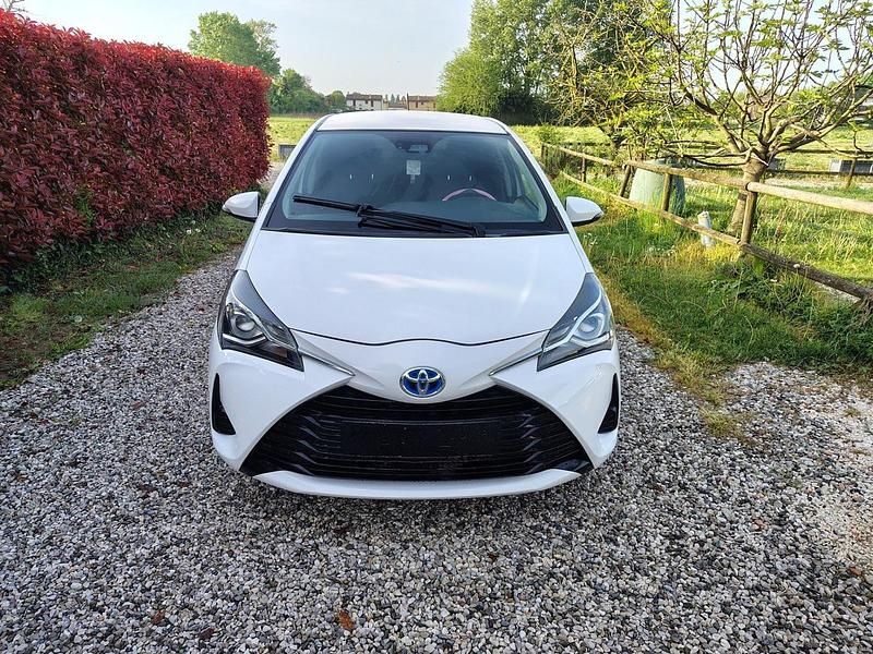 Usata Toyota Yaris Hybrid Style 73 CV (53 kW) 2018 Bianco Berlina