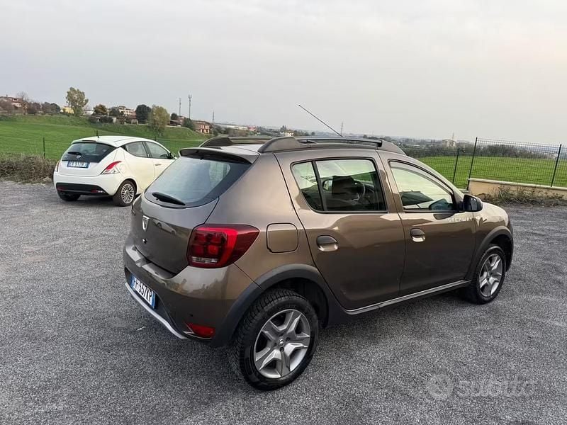 Usata Dacia Sandero Lauréate 75 CV (55 kW) 2017 Marrone Berlina