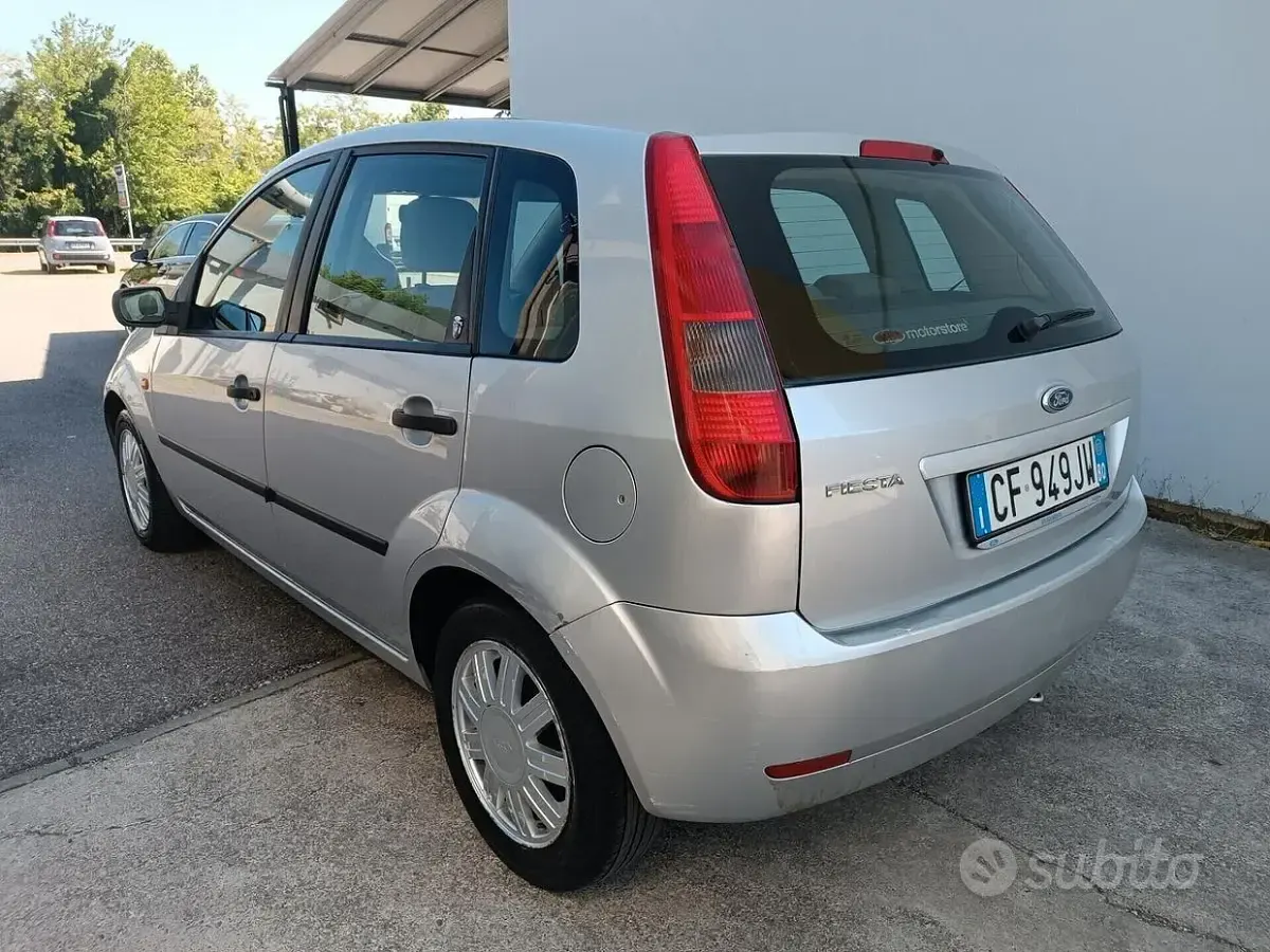 Usata Ford Fiesta 80 CV (58 kW) 2003 Grigio Utilitaria
