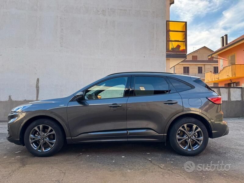 Usata Ford Kuga ST-Line 190 CV (139 kW) 2022 Grigio SUV