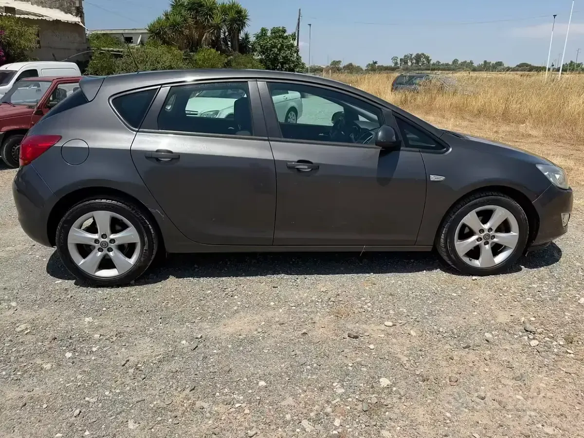 Usata Opel Astra 115 CV (84 kW) 2011 Grigio Berlina