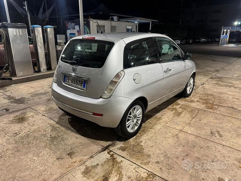 Usata Lancia Ypsilon 69 CV (50 kW) 2012 Grigio Utilitaria