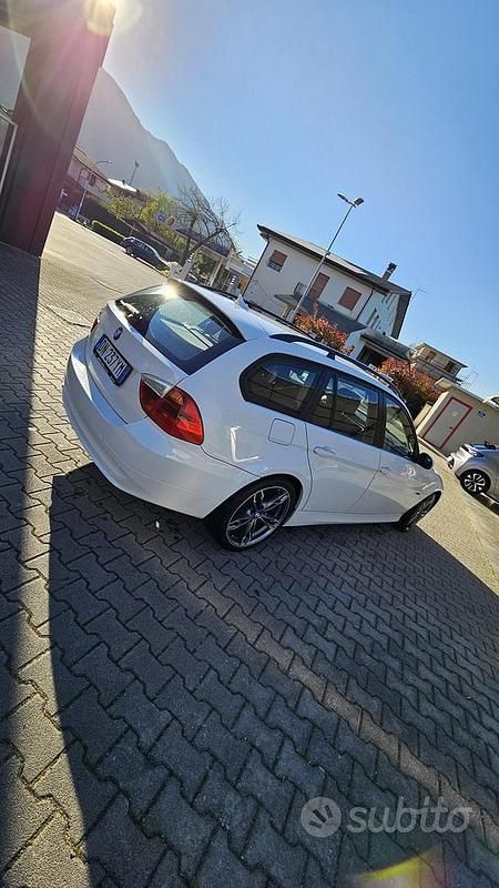 Begagnad BMW 318 143 HK (105 kW) 2008 Vit Kombi