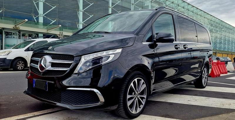 Nero Usata 2022 Mercedes V250 Monovolume | 44.000 € (Molto cara) - Immagine 1/4