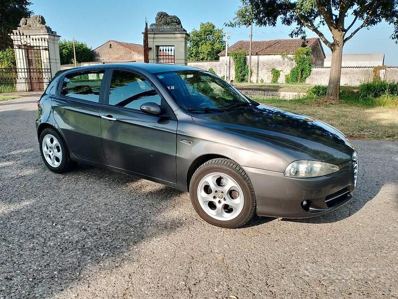 Grigio Usata 2007 Alfa Romeo 147 Distinctive Utilitaria | 1800 € (Buon prezzo) - Immagine 1/4