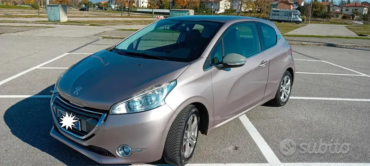 Usata Peugeot 208 Allure 82 CV (60 kW) 2013 Oro Utilitaria
