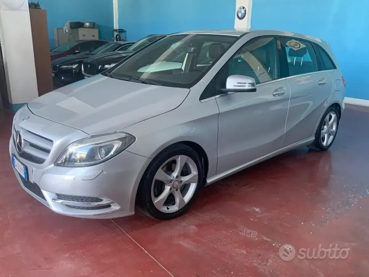 Usata Mercedes B180 109 CV (80 kW) 2014 Grigio Utilitaria