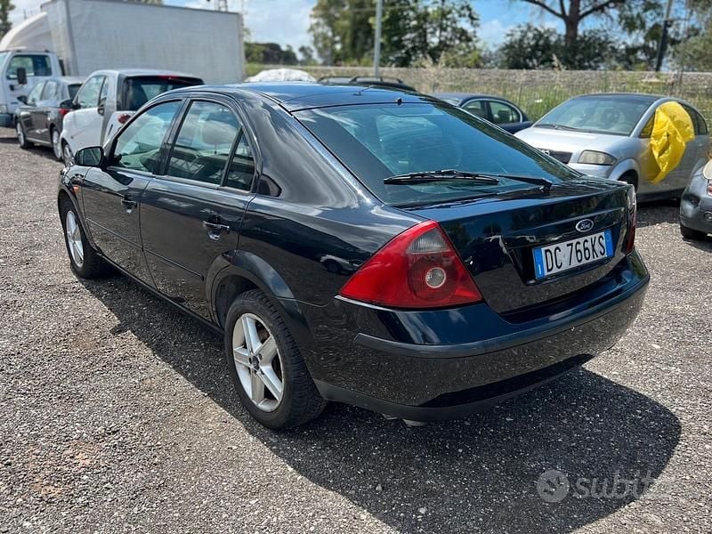 Usata Ford Mondeo 130 CV (95 kW) 2006 Blu Berlina