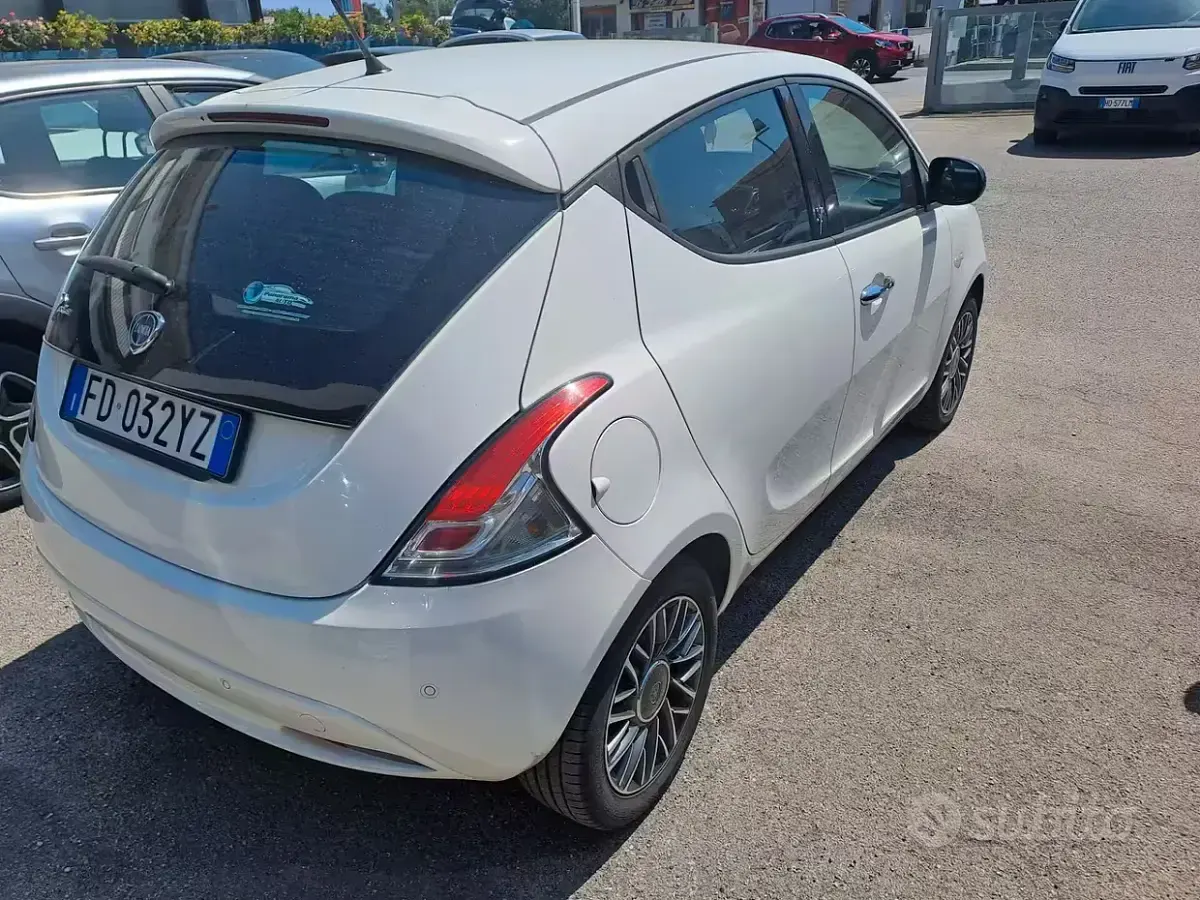 Usata Lancia Ypsilon Gold 69 CV (50 kW) 2016 Bianco Utilitaria