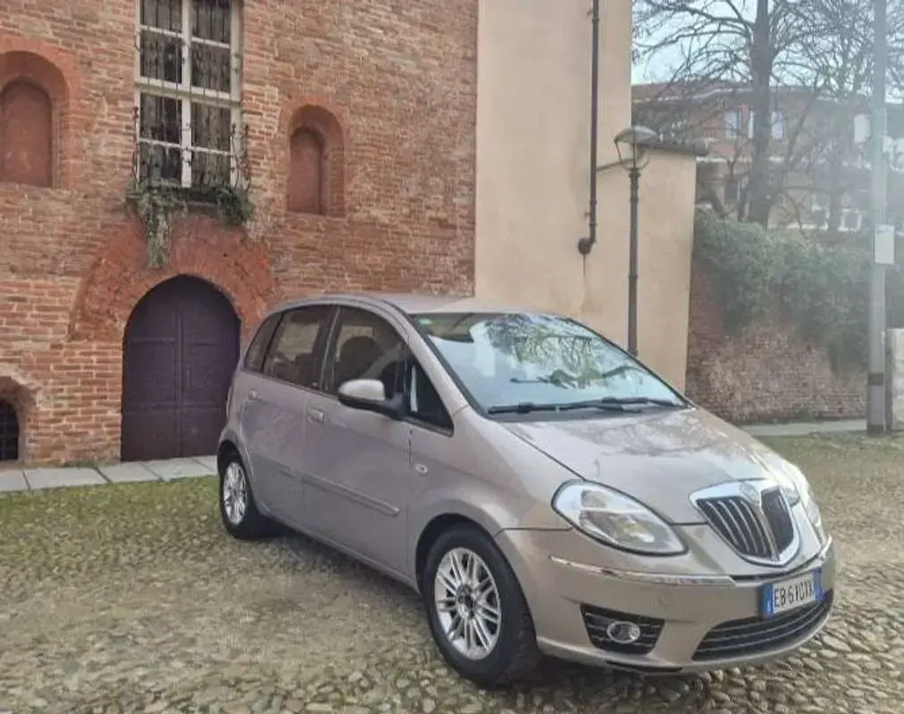 Usata Lancia Musa S 95 CV (69 kW) 2010 Grigio Monovolume
