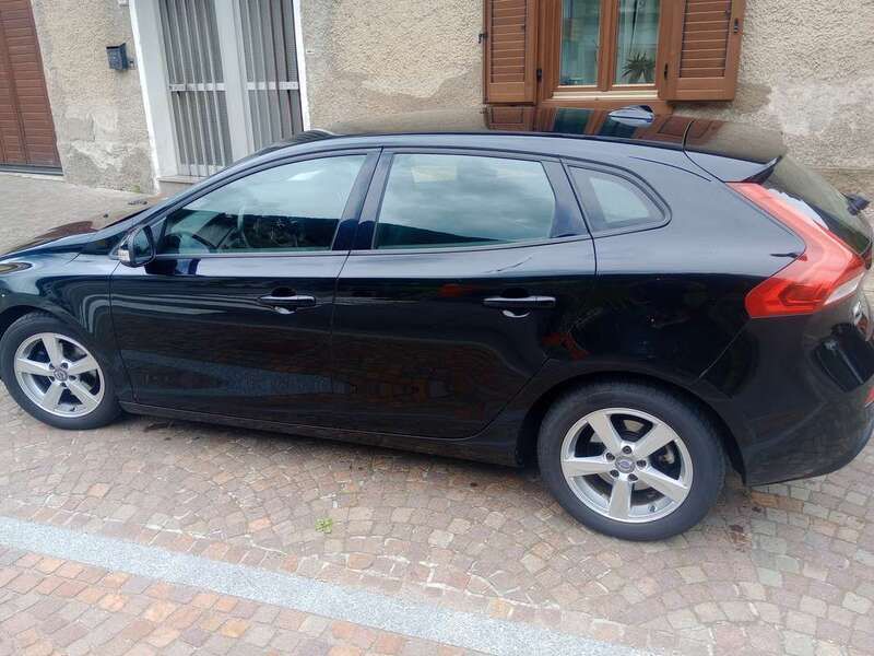 Usata Volvo V40 Business Edition 120 CV (88 kW) 2015 Nero Station wagon
