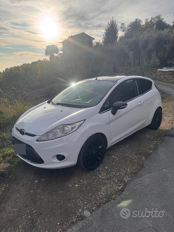 Usata Ford Fiesta Titanium 70 CV (51 kW) 2012 Bianco Berlina