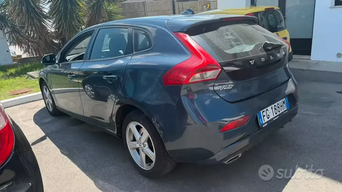 Usata Volvo V40 120 CV (88 kW) 2016 Grigio Berlina