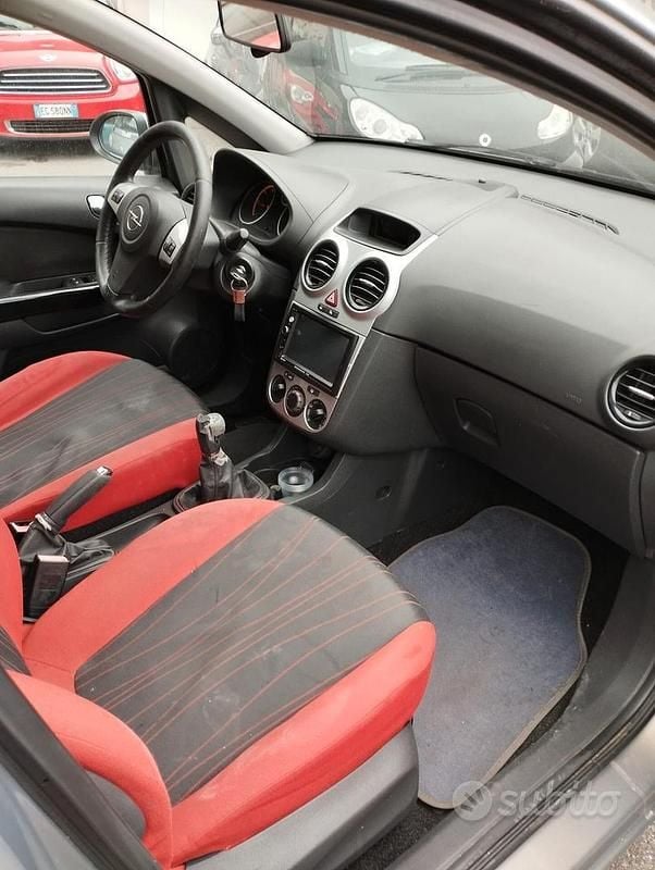 Usata Opel Corsa Cosmo 75 CV (55 kW) 2011 Grigio Utilitaria