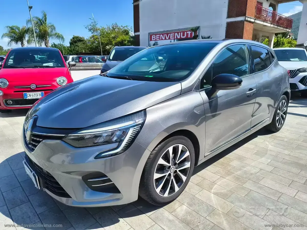Käytetty Renault Clio V Intens 101 HP (74 kW) 2023 Harmaa Sedan