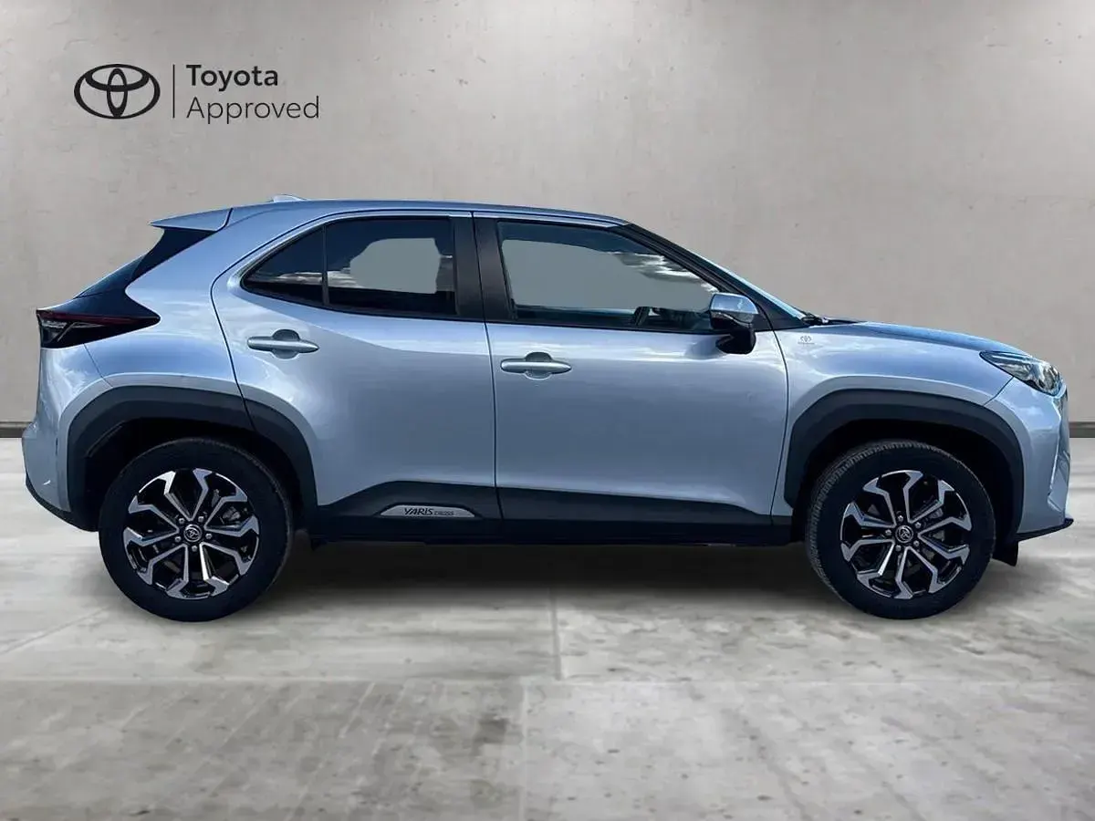Usata Toyota Yaris Hybrid Trend 92 CV (67 kW) 2022 Argento Berlina
