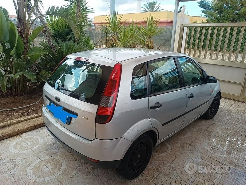 Usata Ford Fiesta 68 CV (50 kW) 2003 Grigio Utilitaria