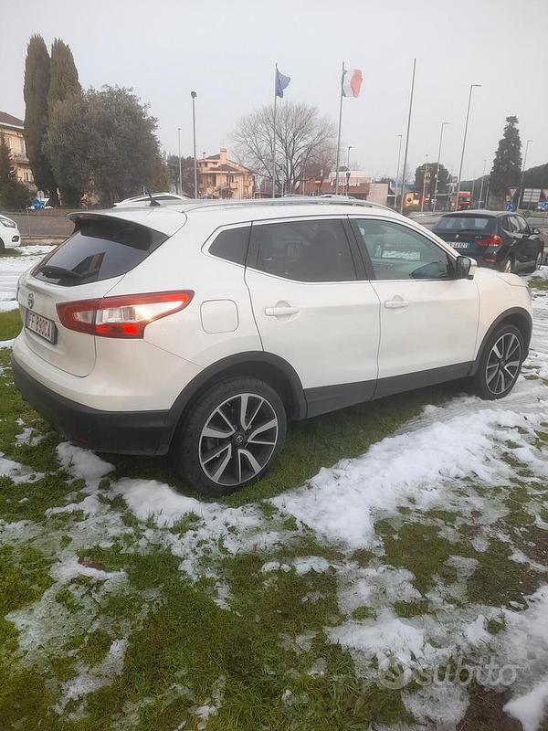 Usata Nissan Qashqai N-Connecta 131 CV (96 kW) 2016 Bianco SUV