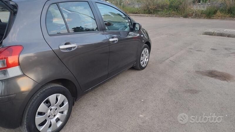 Second-hand Toyota Yaris 90 CP (66 kW) 2011 Gri Hatchback