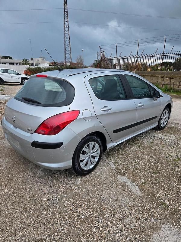 Usata Peugeot 308 Premium 98 CV (72 kW) 2011 Grigio Berlina