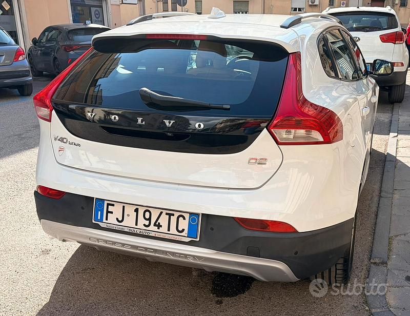 Usata Volvo V40 120 CV (88 kW) 2017 Bianco Berlina