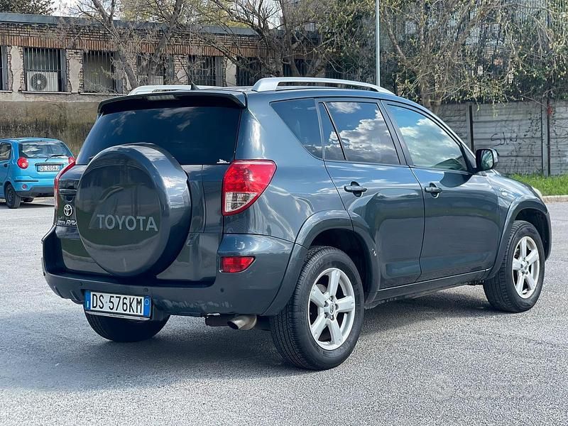 Usata Toyota RAV4 177 CV (130 kW) 2007 Grigio SUV