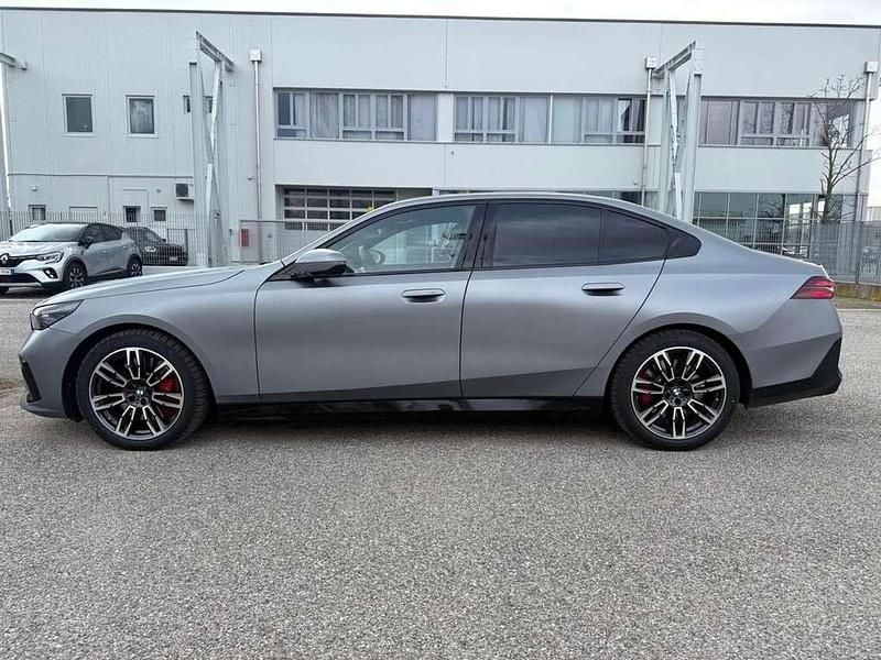 Usata BMW 540 M Sport 303 CV (222 kW) 2026 Frozen pure grey metallizzato Berlina