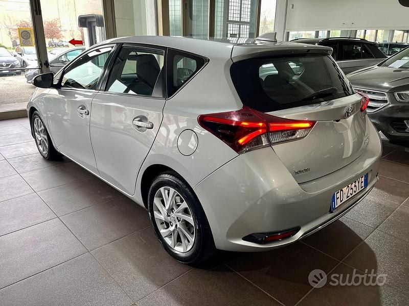 Usata Toyota Auris Lounge 112 CV (82 kW) 2016 Grigio Berlina