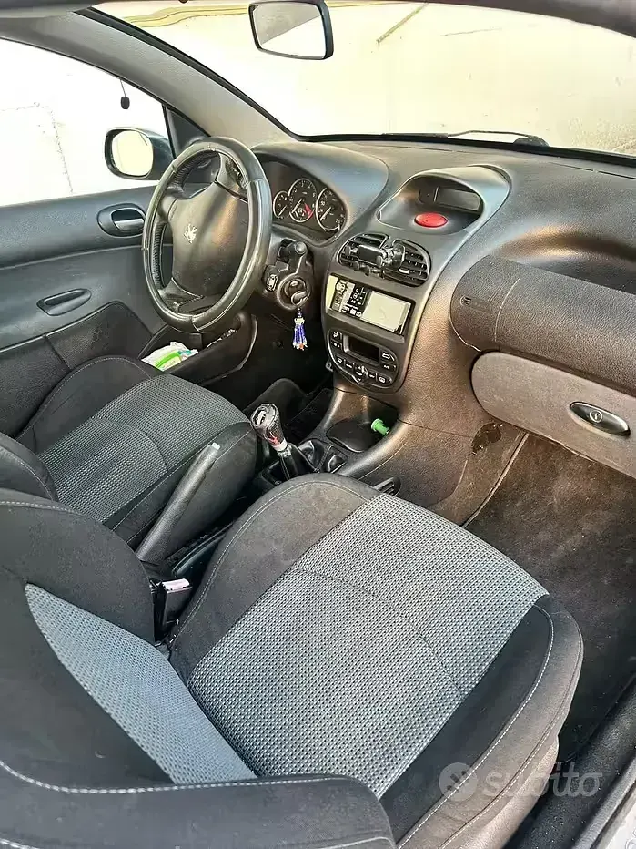 Usata Peugeot 206 CC 109 CV (80 kW) 2006 Grigio Cabrio