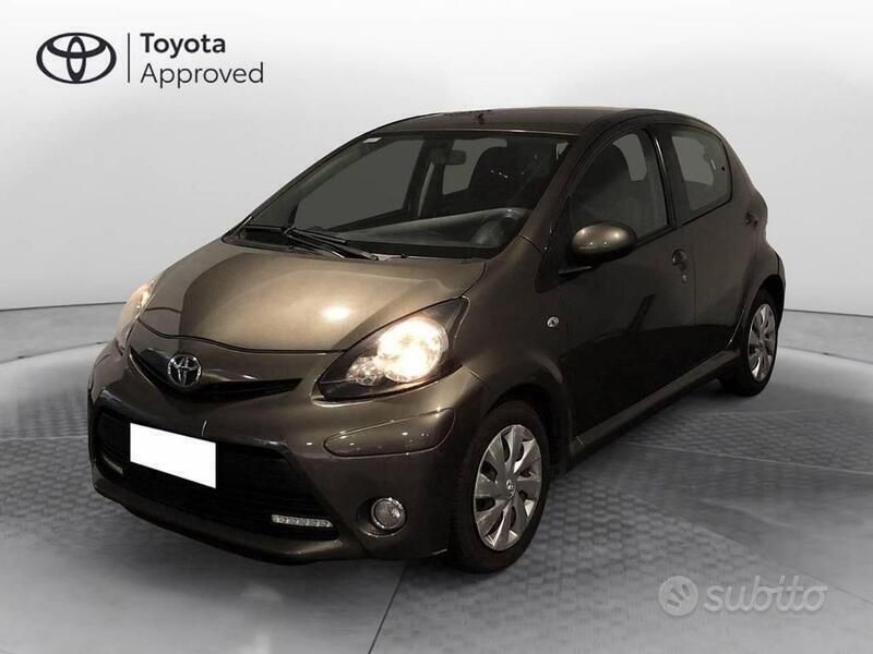 Bronze met Usata 2012 Toyota Aygo Connect Style Due volumi | 6900 € (Molto cara) - Immagine 1/4