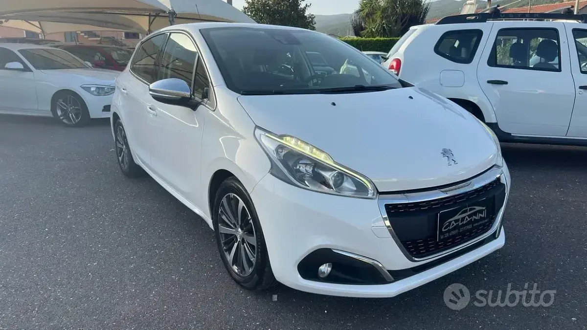 Usata Peugeot 208 Allure 100 CV (73 kW) 2015 Bianco Utilitaria