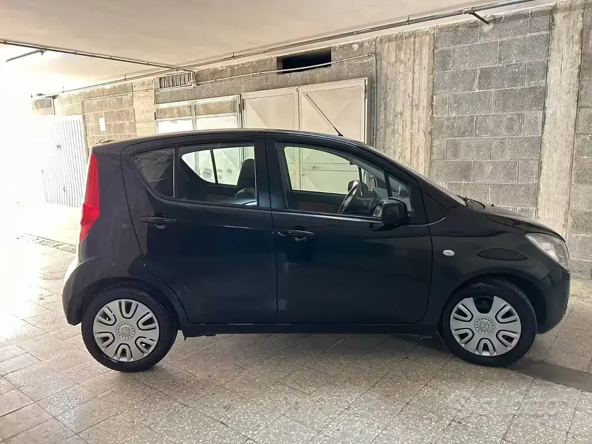 Usata Opel Agila 65 CV (47 kW) 2010 Nero Utilitaria