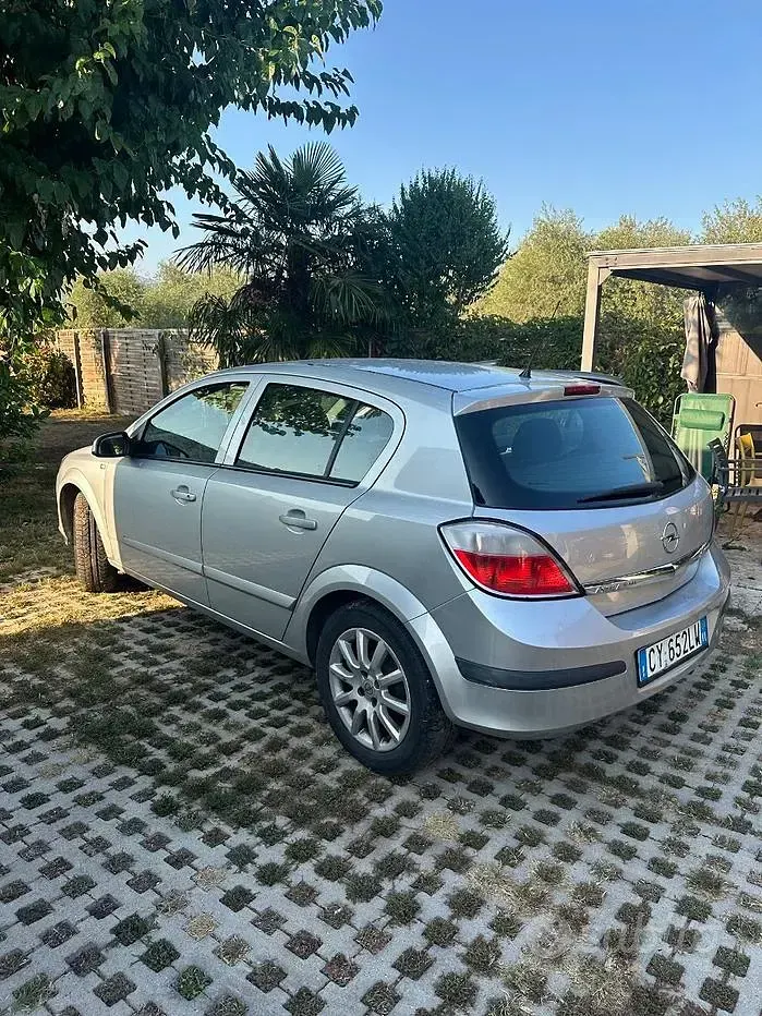 Usata Opel Astra 105 CV (77 kW) 2005 Grigio Berlina
