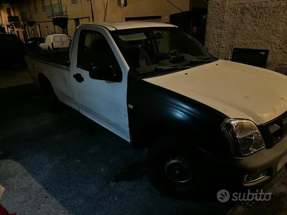 Usata Isuzu D-Max 101 CV (74 kW) 2005 Bianco SUV