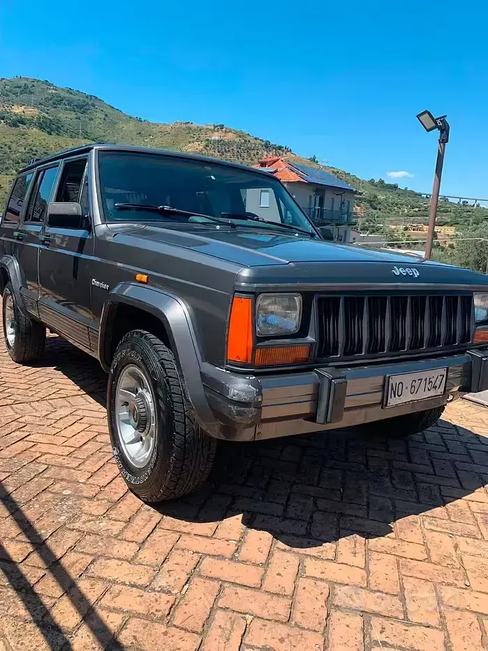 Usata Jeep Cherokee 80 CV (58 kW) 1989 Grigio SUV