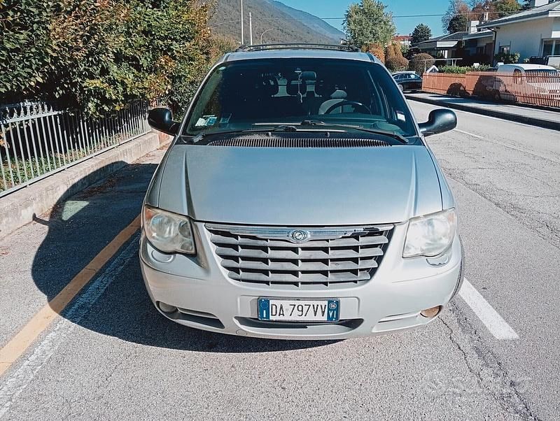 Usata Chrysler Voyager 204 CV (150 kW) 2006 Grigio Monovolume
