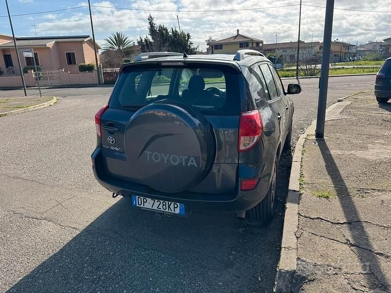 Usata 2008 Toyota RAV4 SUV | 5000 € (Buon prezzo) - Immagine 1/4