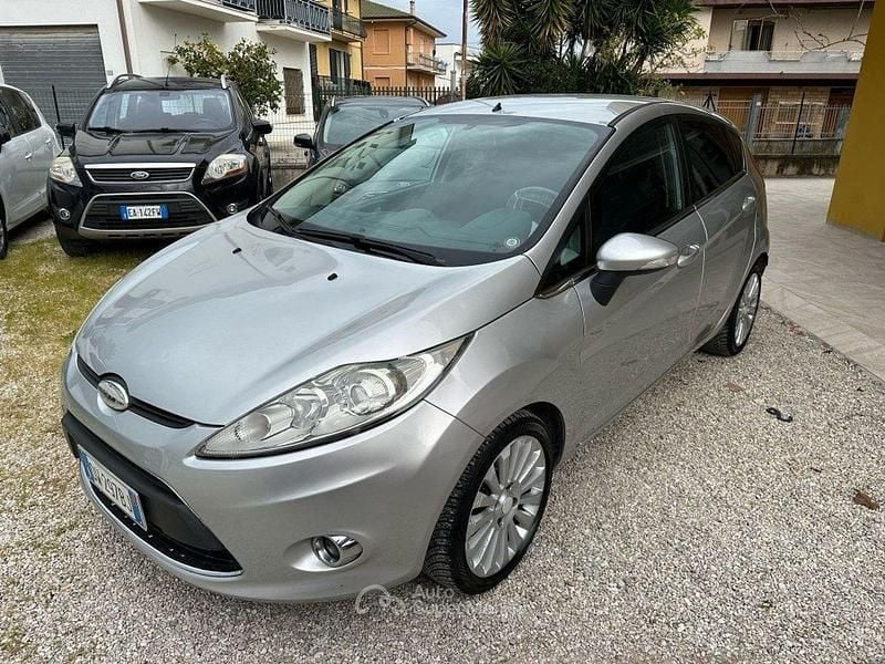 Usata Ford Fiesta Titanium 97 CV (71 kW) 2009 Argento Utilitaria