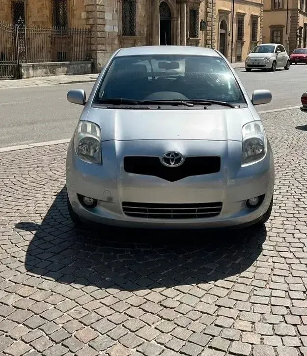 Usata Toyota Yaris Luna 86 CV (63 kW) 2007 Grigio Utilitaria