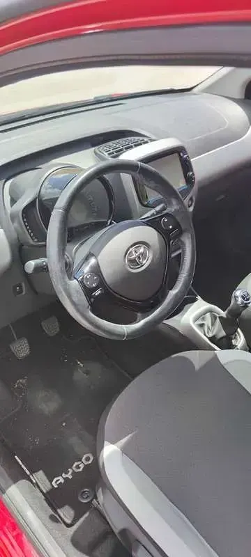 Usata Toyota Aygo X-pure 75 CV (55 kW) 2016 Rosso Utilitaria