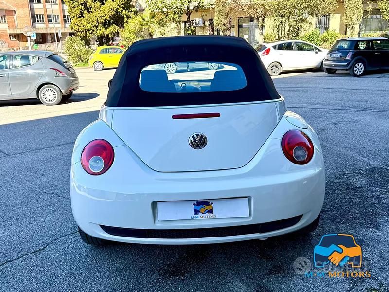 Usata VW New Beetle 105 CV (77 kW) 2006 Bianco Utilitaria