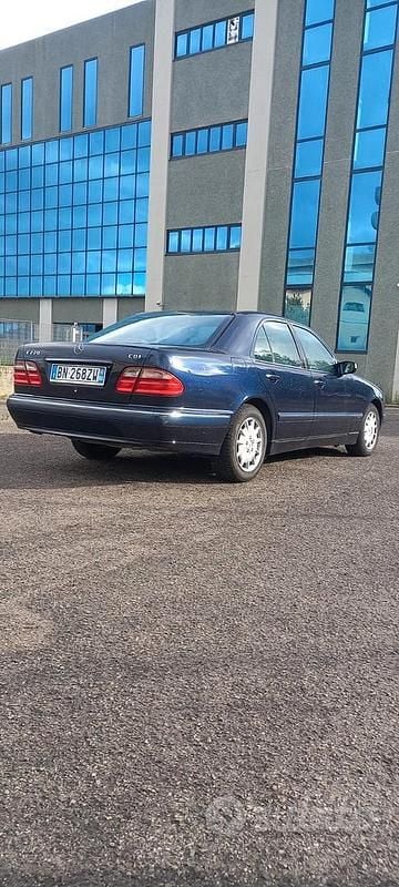 Usata Mercedes E220 143 CV (105 kW) 2000 Blu Berlina