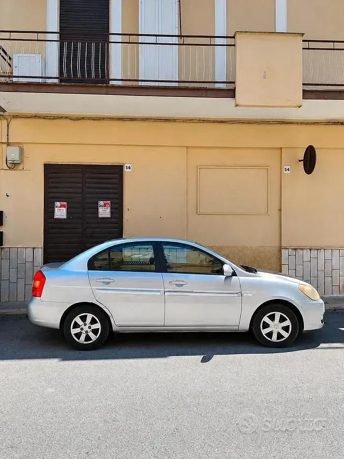 Usata Hyundai Accent 110 CV (80 kW) 2007 Grigio Berlina